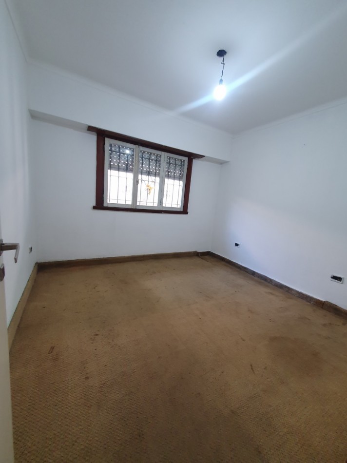 Casa de 3 ambientes mas departamento en esquina. Paula Albarracin y Berutti