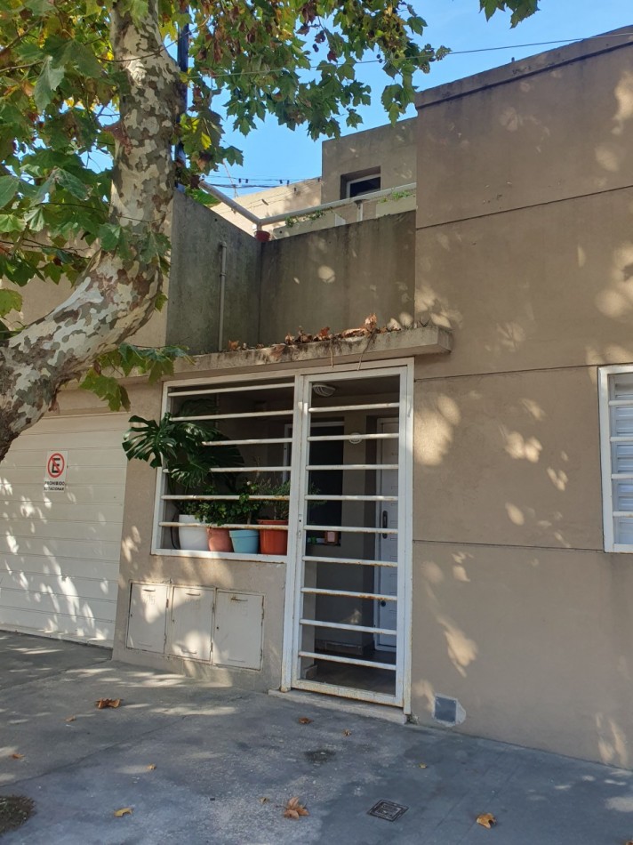 Casa al frente con garaje mas departamento de 1 ambiente