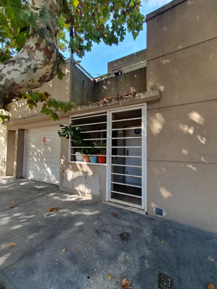 Casa al frente con garaje mas departamento de 1 ambiente