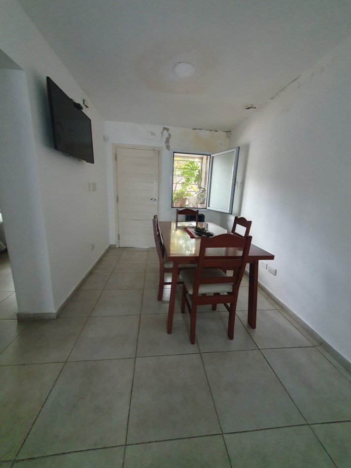 Casa al frente con garaje mas departamento de 1 ambiente