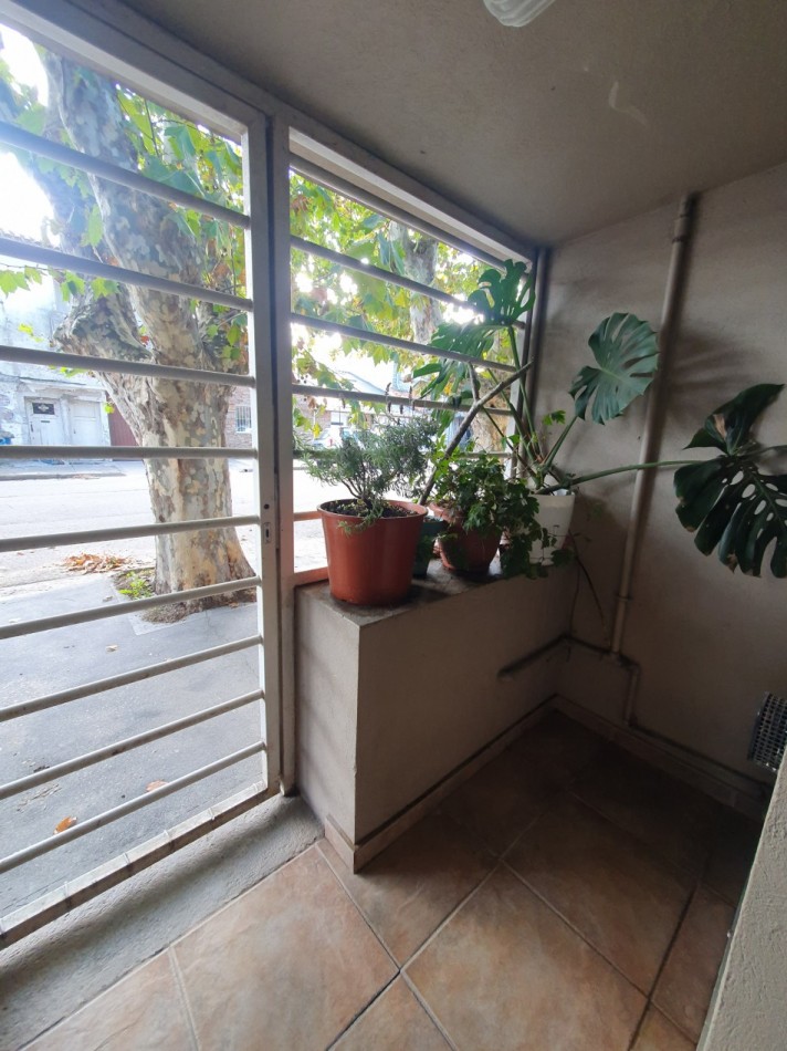 Casa al frente con garaje mas departamento de 1 ambiente