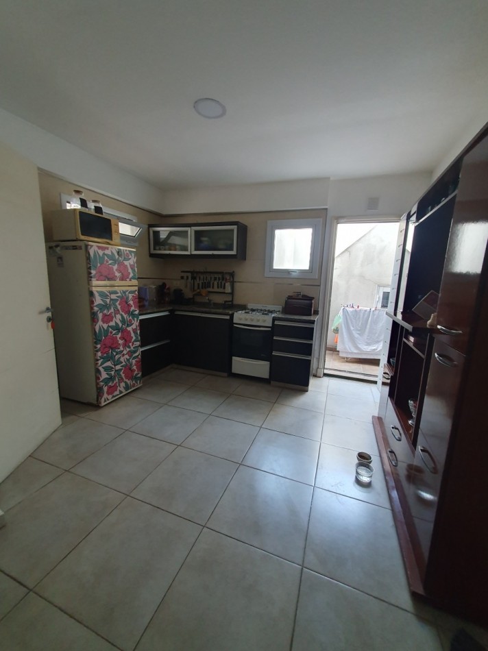Casa al frente con garaje mas departamento de 1 ambiente