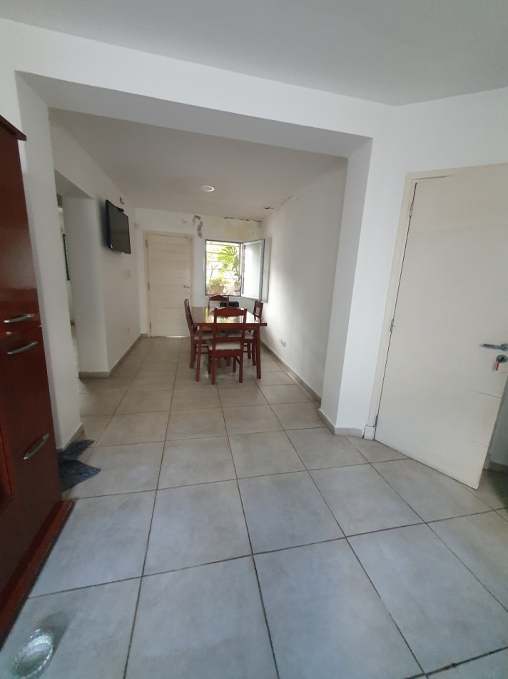 Casa al frente con garaje mas departamento de 1 ambiente