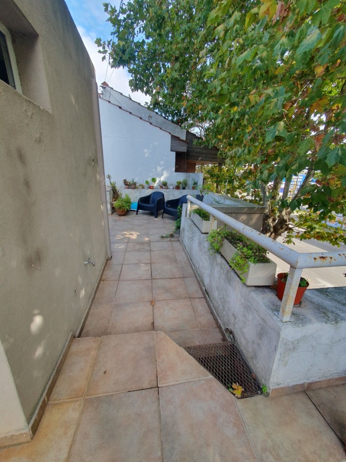 Casa al frente con garaje mas departamento de 1 ambiente