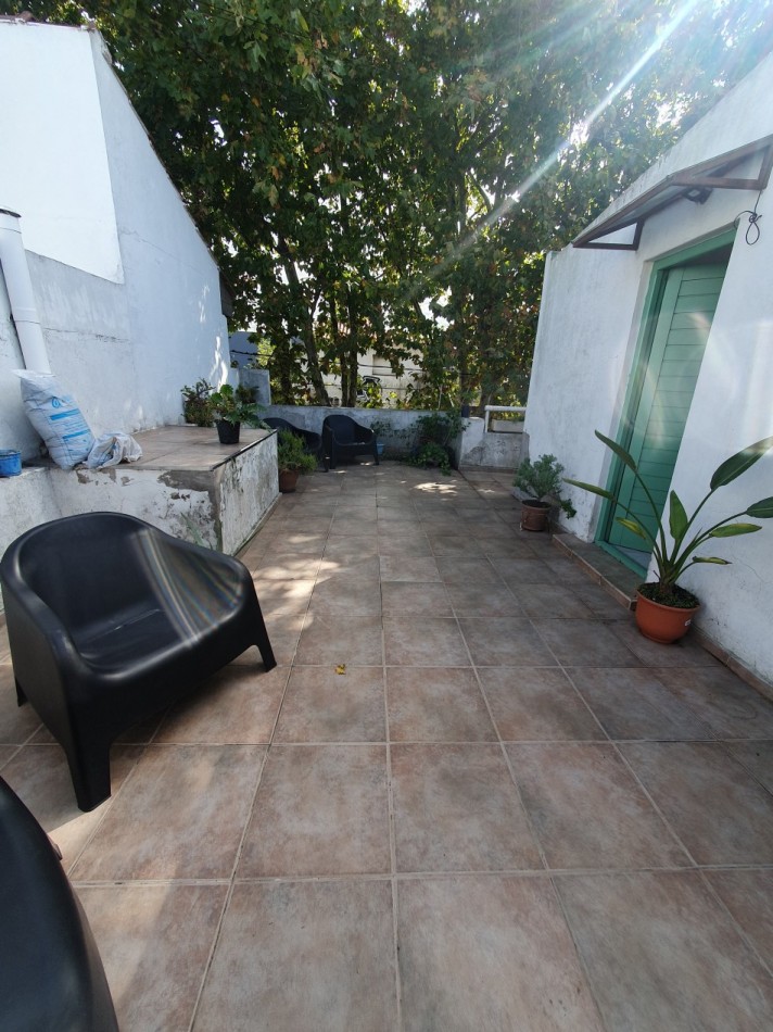 Casa al frente con garaje mas departamento de 1 ambiente