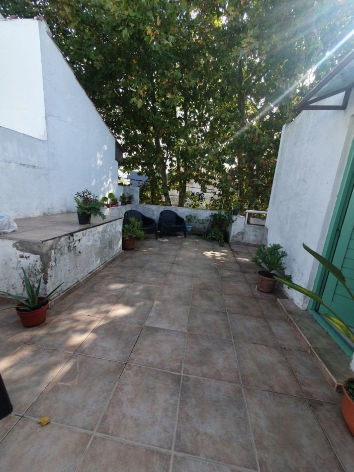 Casa al frente con garaje mas departamento de 1 ambiente