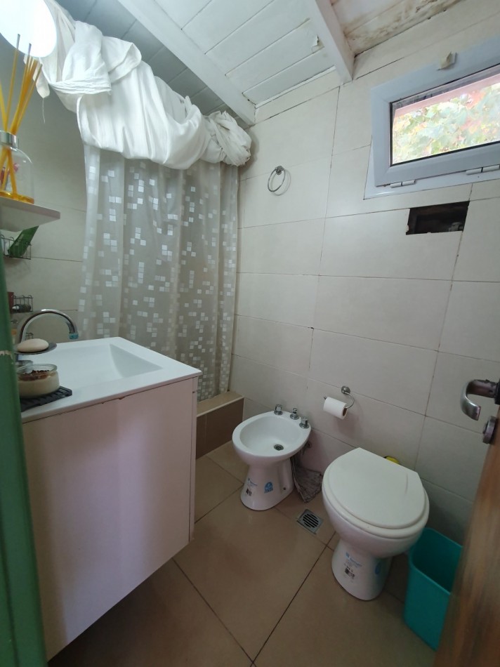 Casa al frente con garaje mas departamento de 1 ambiente