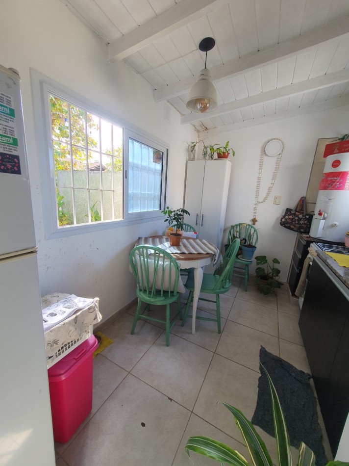 Casa al frente con garaje mas departamento de 1 ambiente
