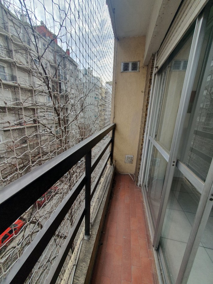 Ambiente a la calle con balcon