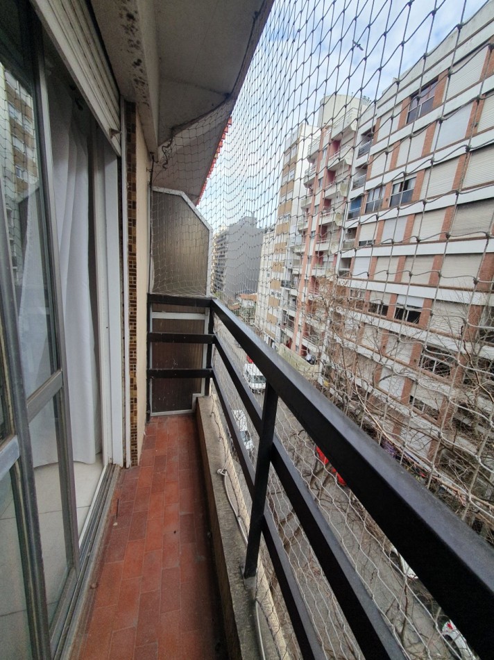 Ambiente a la calle con balcon