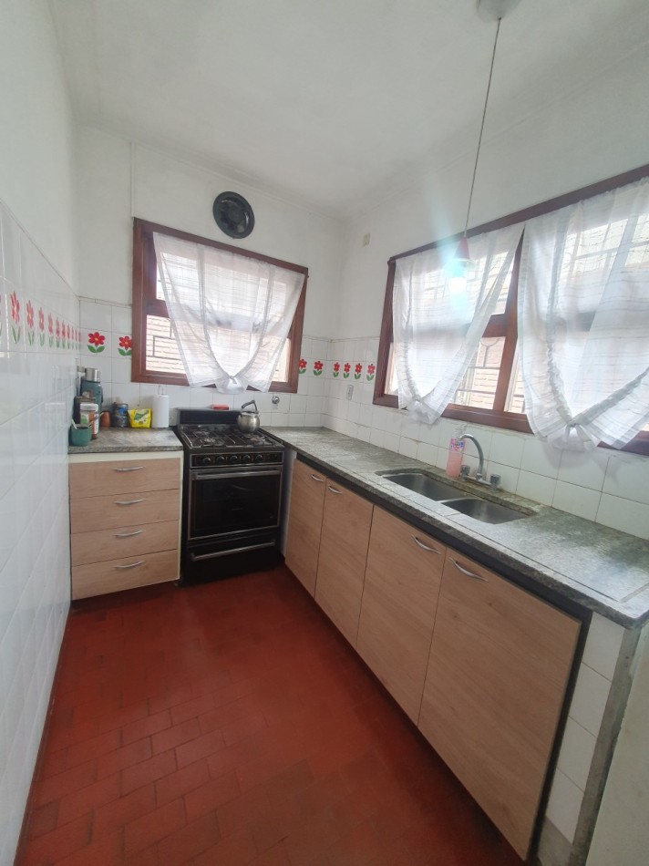 CASA 3 AMBIENTES CON GARAJE Y PATIO 