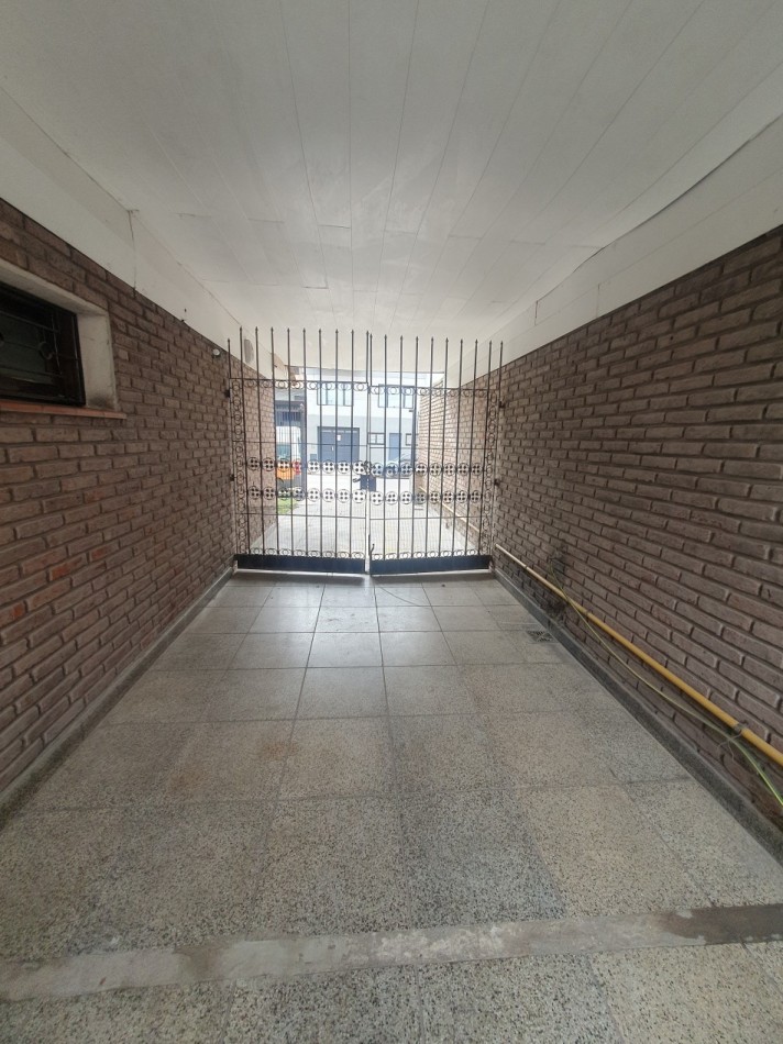 CASA 3 AMBIENTES CON GARAJE Y PATIO 