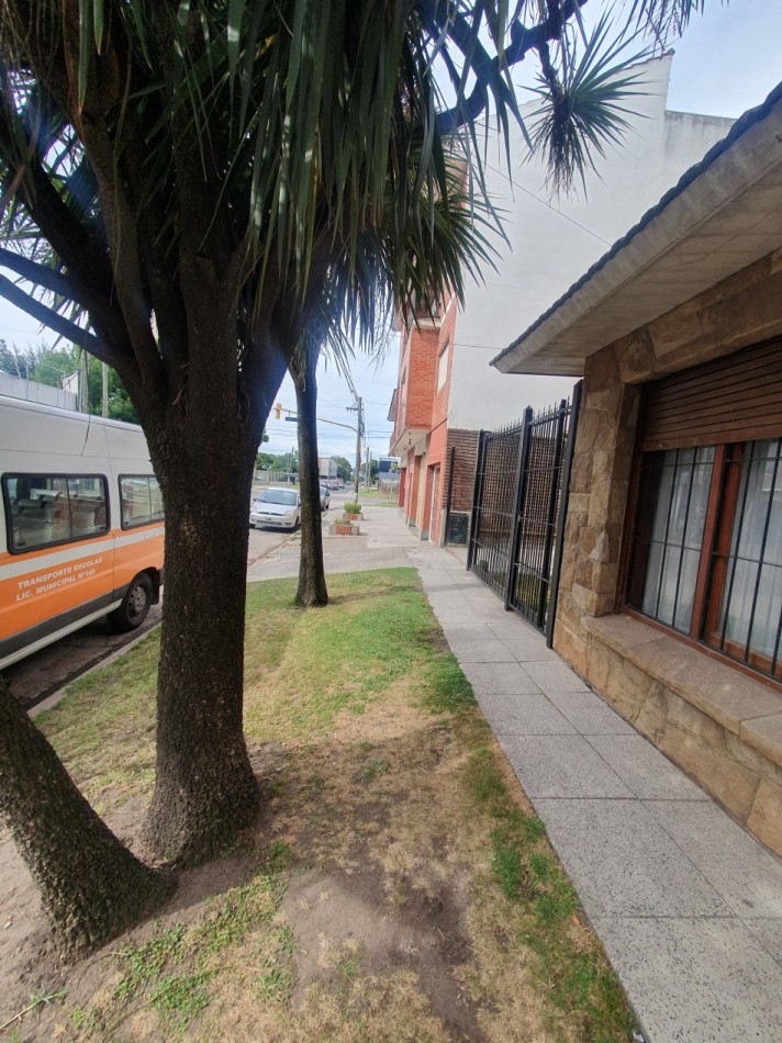 CASA 3 AMBIENTES CON GARAJE Y PATIO 