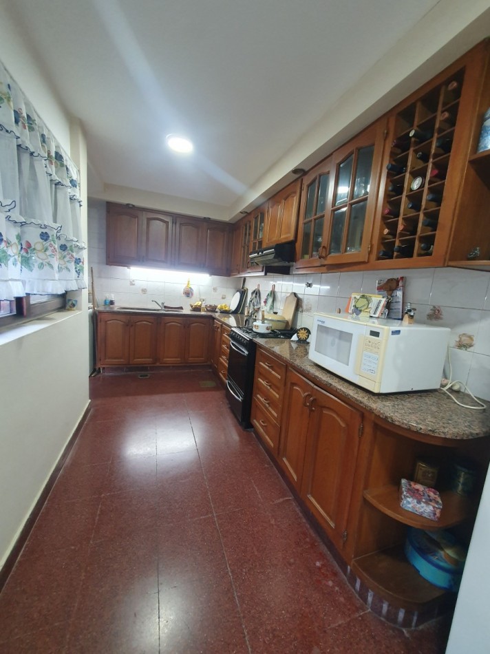 CASA DE 5 AMBIENTES CON COCHERA Y PILETA - ARENALES Y ROCA