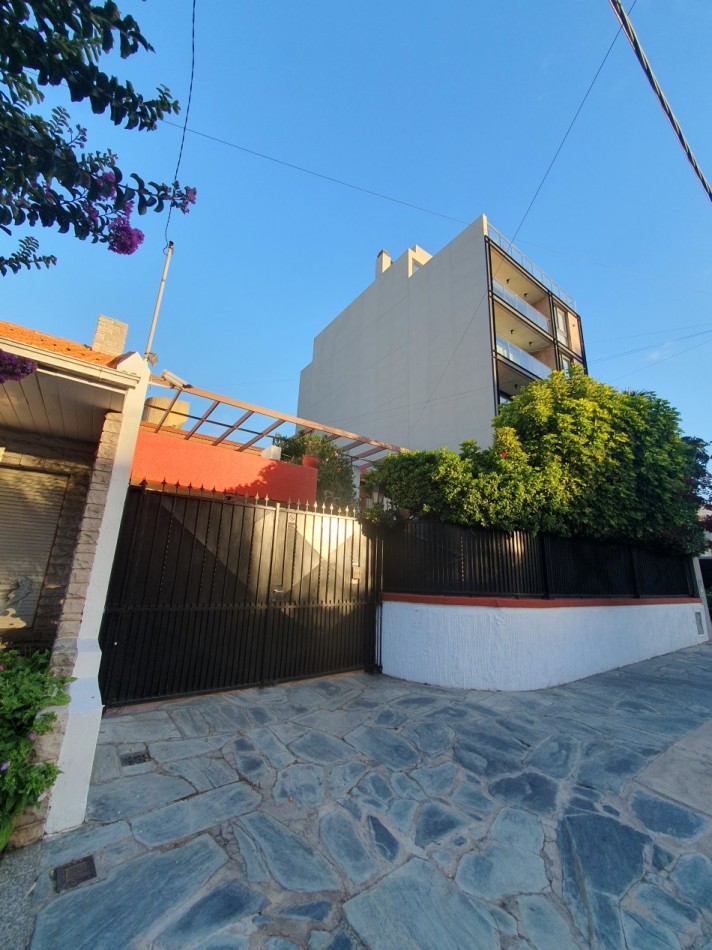 CASA DE 5 AMBIENTES CON COCHERA Y PILETA - ARENALES Y ROCA