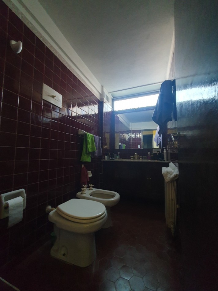 CASA DE 5 AMBIENTES CON COCHERA Y PILETA - ARENALES Y ROCA