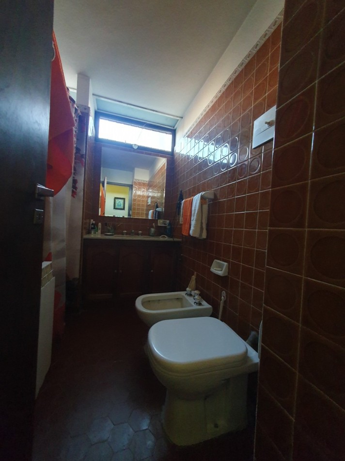 CASA DE 5 AMBIENTES CON COCHERA Y PILETA - ARENALES Y ROCA