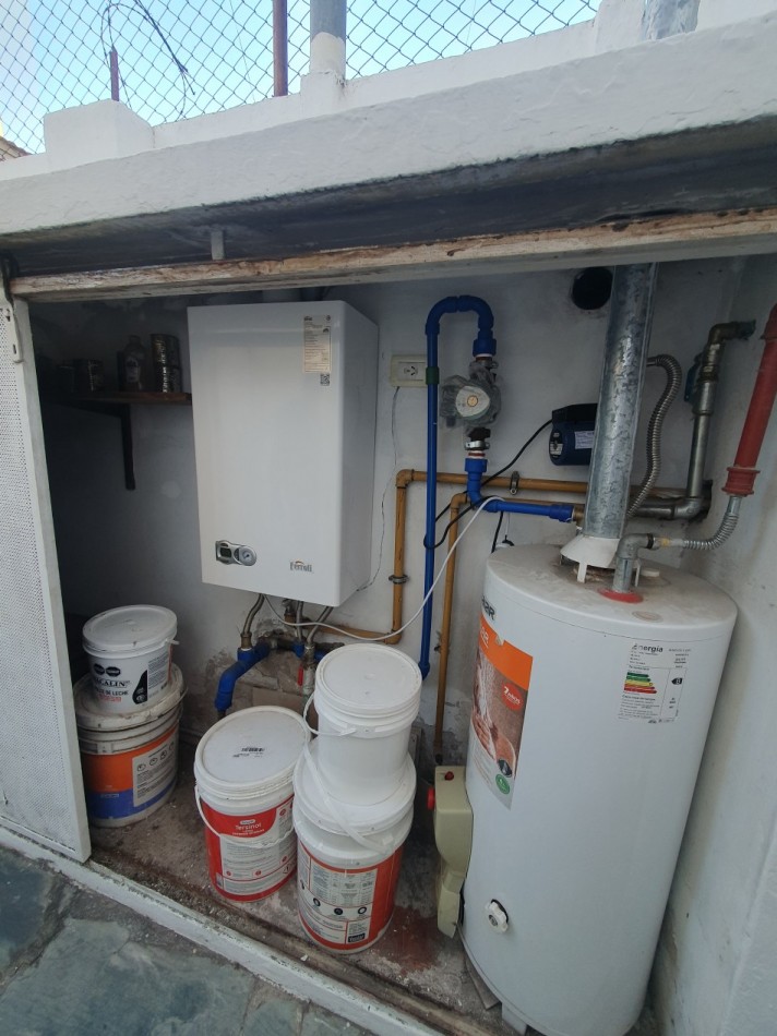 CASA DE 5 AMBIENTES CON COCHERA Y PILETA - ARENALES Y ROCA