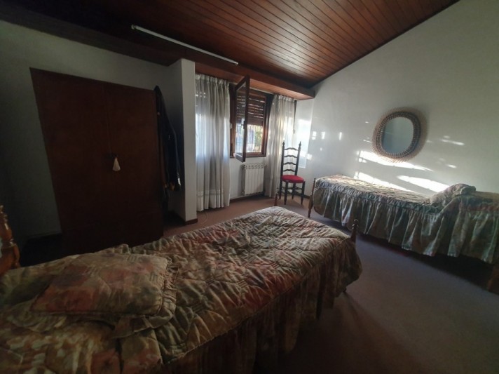 CASA DE 5 AMBIENTES CON COCHERA Y PILETA - ARENALES Y ROCA