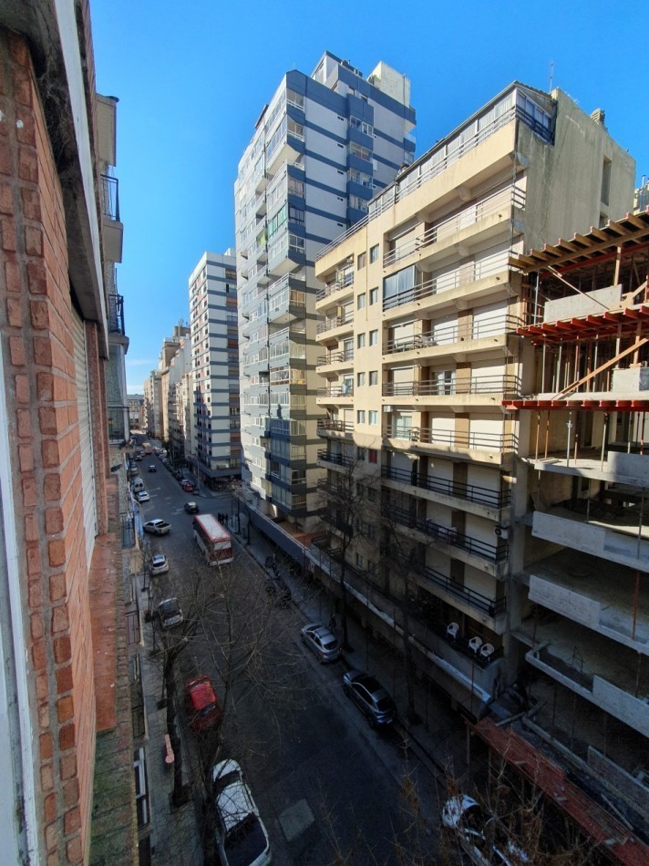 ALQUILER AMBIENTE Y MEDIO A LA CALLE ESTUDIANTES