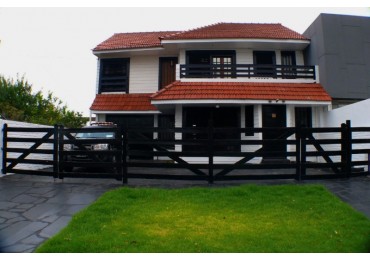 Chalet de 8 ambientes con garaje, parque y quincho