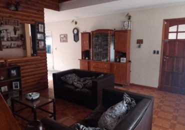 Casa de 4 ambientes con pileta.