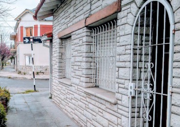 CHALET DE 4 AMBIENTES EN ESQUINA. ACEPTA PERMUTA MENOR VALOR