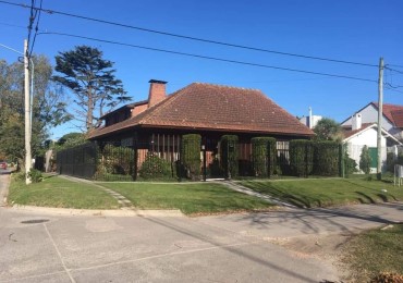 EXCELENTE CHALET DE 4 AMBIENTES EN ESQUINA. ESTRADA Y DAIREAUX