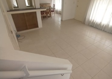 Chalet en  Z/ San Carlos  con 2 cocheras  