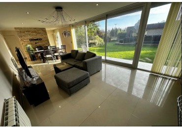 Casa de 5 ambientes con pileta  en Acantilados  