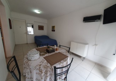 Ambiente a la calle con balcon 