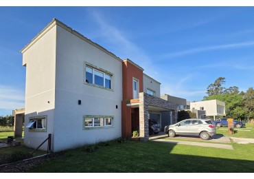 Casa 5 Ambientes con Piscina Climatizada - Barrio Privado Tierras del Mar