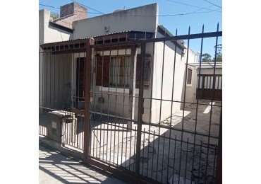 Casa de 3 ambientes  en Barrio Los Pinares     Piran y Valencia 