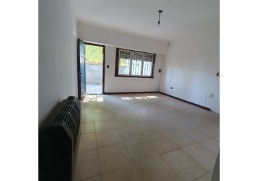 Casa de 3 ambientes mas departamento  en esquina.   Paula Albarracin y Berutti